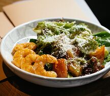 Зелёный салат с креветками и авокадо