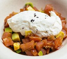 Тартар из тунца с лаймовым сыром