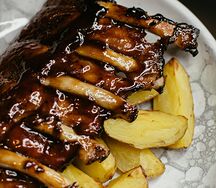 Печёные свиные ребра с картофелем