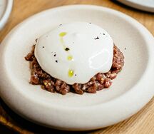 Тартар из говядины с муссом из пармезана