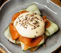 Бенедикт на булочке бриошь с лососем