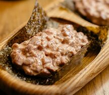 Тартар из говядины со спайси-соусом