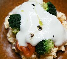 Скрэмбл с лососем и пармезаном