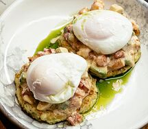 Кабачковые оладьи с тартаром из креветки и авокадо