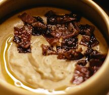 Крем-суп из картофеля с беконом и трюфельным маслом