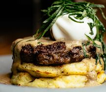 Картофельные оладьи с бифштексом из мраморной говядины