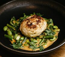 Биточек из трески с зелёными овощами