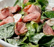 Салат с ростбифом и ореховым соусом