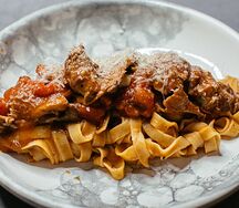 Паста с говядиной и печеным перцем в томатном соусе