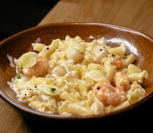 Сливочная паста с гребешком, креветками и икрой сельди