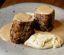 Свиная вырезка с трюфельным пюре и грибным соусом