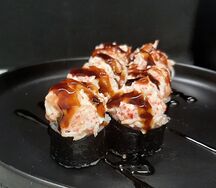 Ролл с муссом из лосося и снежного краба в соусе яки