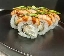 Ролл с опаленным лососем и тигровой креветкой