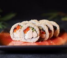 Ролл с курицей в кунжуте