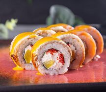 Ролл фирменный Сейлор Мун с манговым соусом
