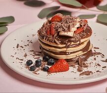 Панкейки с пастой Nutella, банан и клубника