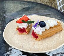 Эклер ягодный