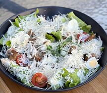 Салат Цезарь с индейкой 