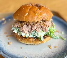 Сэндвич с тунцом и сладким чили 