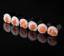 Маки роллы с лососем