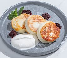 Сырники с брусничным соусом