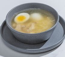 Куриный бульон с лапшой и яйцом