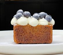 Морковный кекс с голубикой