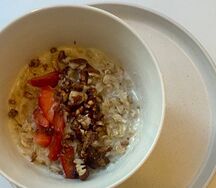 Овсяная каша с арахисовой пастой, бананом и пеканом 