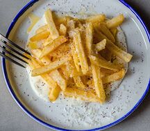 Картофель фри с сырным мусом