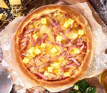 Пицца с ветчиной и ананасом