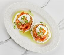 Картофельные драники с лососем, яйцом пашот и копченой сметаной