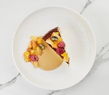 Воздушная запеканка со вкусом крем-брюле с фруктами и кремом из варёной сгущёнки