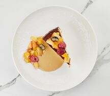 Запеканка со вкусом крем-брюле, фруктами и кремом из варёной сгущёнки