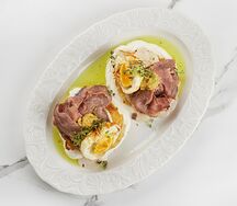 Картофельные драники с ростбифом, яйцом и оливковой пастой