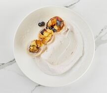 Сырники с цитрусовой сметаной, малиновым соусом англез и свежими фруктами