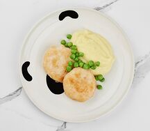 Котлетки с картофельным пюре и зеленым горошком
