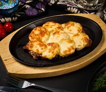 Говядина по-кабацки на шипящей сковороде