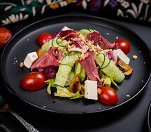 Фирменный салат с копченой кониной