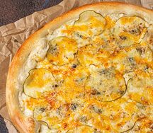 Пицца с грушей и сыром горгонзола