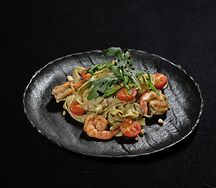 Тальятелле с соусом Песто, креветками и томатами