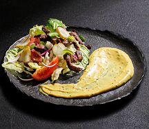 Теплый салат с говядиной и  горчичным соусом