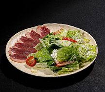 Салат из копченой утиной грудки и соуса песто