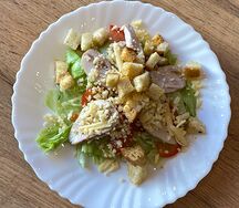 Салат Цезарь с курицей