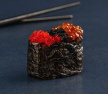Гункан с красной икрой и икрой тобико
