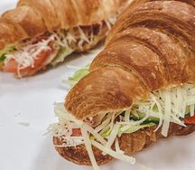 Круассан-сэндвич с курицей