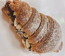 Круассан вареная сгущёнка с орехом