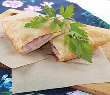 Чебуссэр с сыром и ветчиной