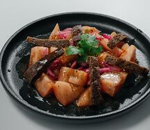 Салат из томатов с ялтинским лучком и бородинскими гренками