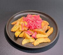 Жареный картофель по деревенски с ялтинским лучком