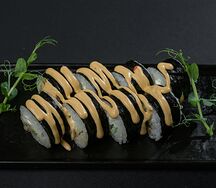 Фирменный ролл с жареным черноморским анчоусом